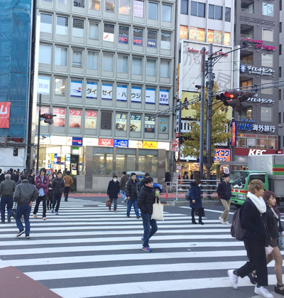 新宿駅南口を出て右に進みます。