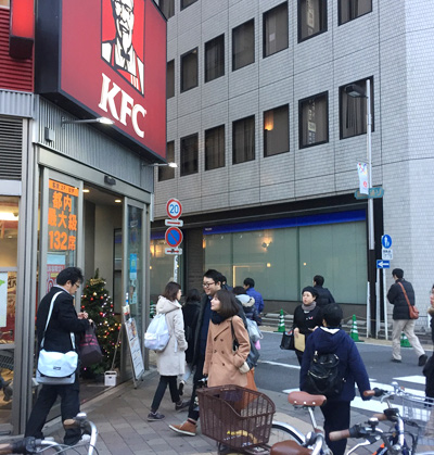 信号を渡りKFCを左に曲がります。