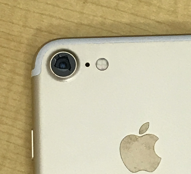 Iphone7 カメラレンズ割れの交換作業 Iphone修理スマホゴールド