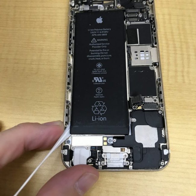iPhone6 バッテリーシールを横へ